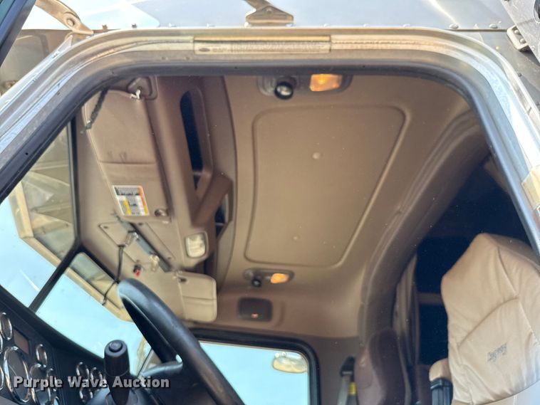 image for item ED5805 2018 Peterbilt 389 semi truck