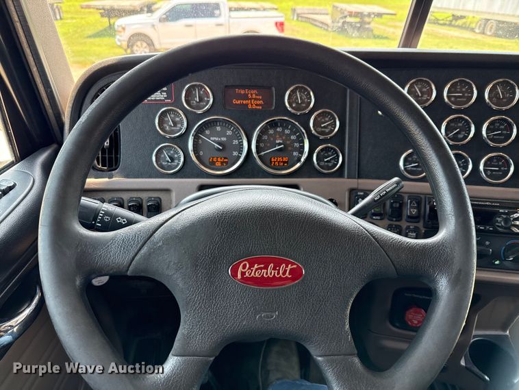 image for item ED5805 2018 Peterbilt 389 semi truck