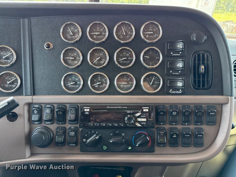 image for item ED5805 2018 Peterbilt 389 semi truck