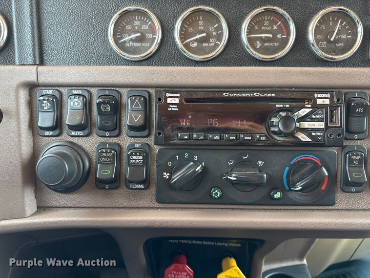 image for item ED5805 2018 Peterbilt 389 semi truck