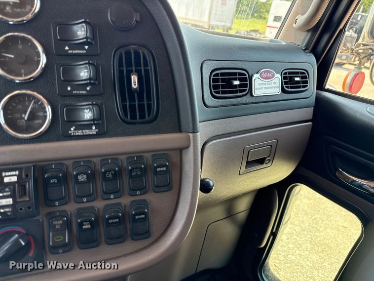 image for item ED5805 2018 Peterbilt 389 semi truck