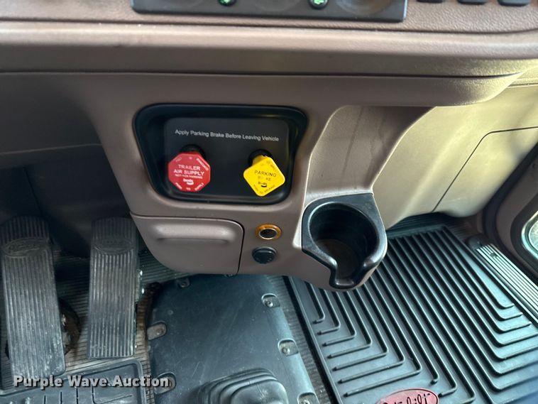 image for item ED5805 2018 Peterbilt 389 semi truck