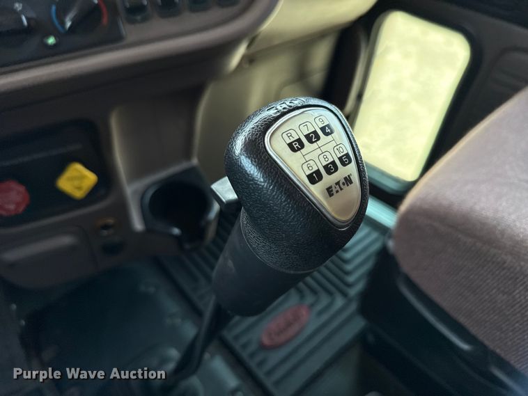 image for item ED5805 2018 Peterbilt 389 semi truck