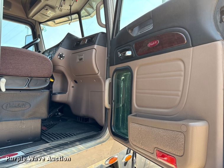 image for item ED5805 2018 Peterbilt 389 semi truck