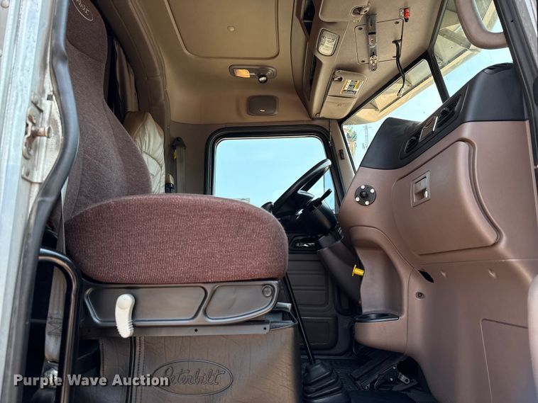 image for item ED5805 2018 Peterbilt 389 semi truck