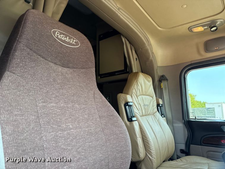 image for item ED5805 2018 Peterbilt 389 semi truck