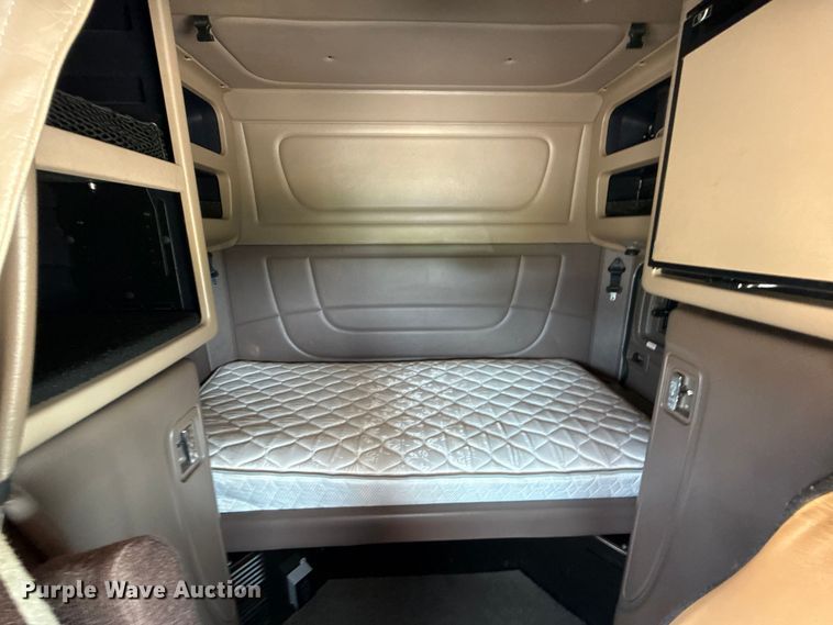 image for item ED5805 2018 Peterbilt 389 semi truck