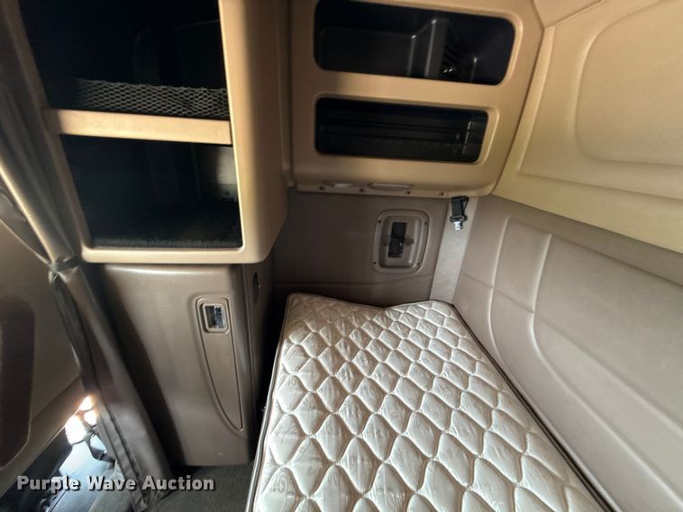 image for item ED5805 2018 Peterbilt 389 semi truck