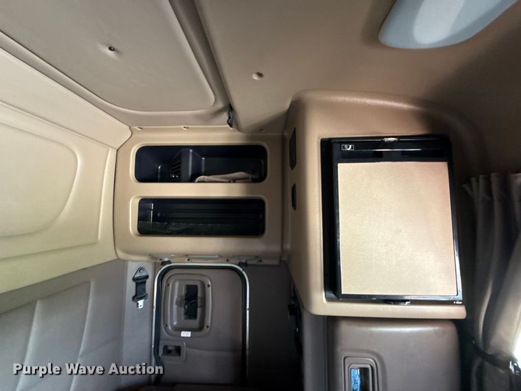 image for item ED5805 2018 Peterbilt 389 semi truck