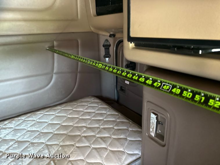 image for item ED5805 2018 Peterbilt 389 semi truck