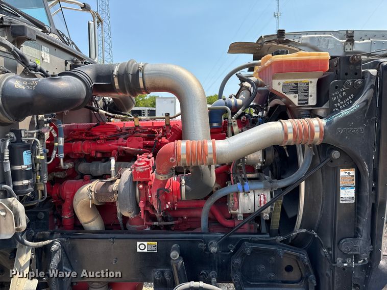 image for item ED5805 2018 Peterbilt 389 semi truck