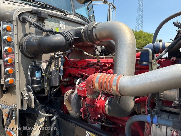 image for item ED5805 2018 Peterbilt 389 semi truck
