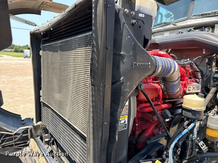 image for item ED5805 2018 Peterbilt 389 semi truck