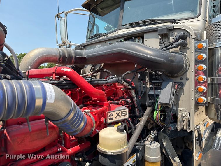 image for item ED5805 2018 Peterbilt 389 semi truck