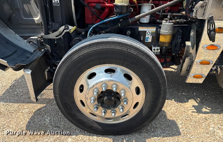 image for item ED5805 2018 Peterbilt 389 semi truck