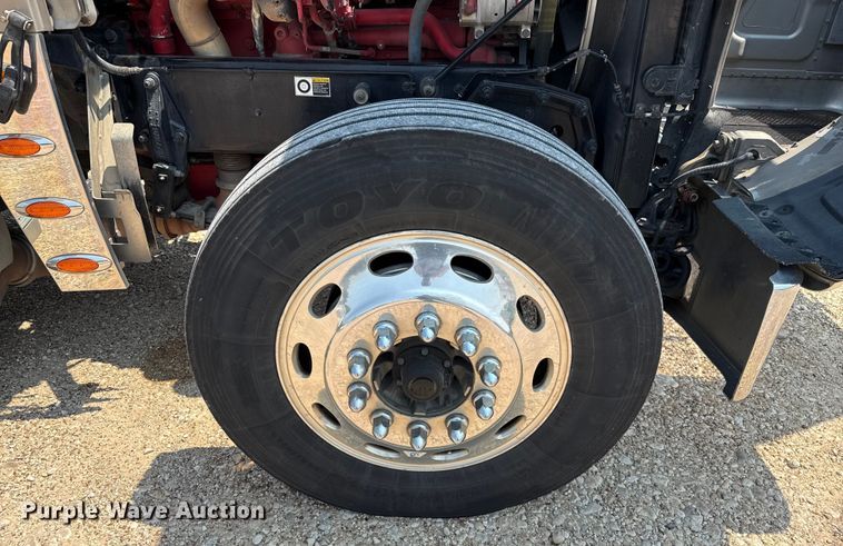 image for item ED5805 2018 Peterbilt 389 semi truck