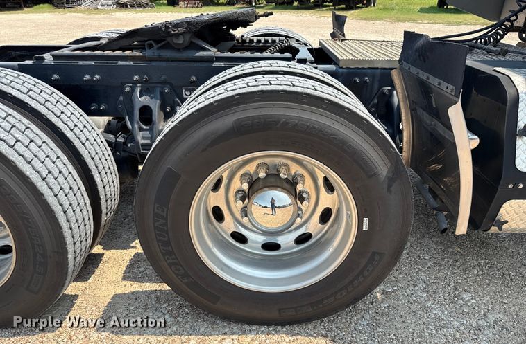 image for item ED5805 2018 Peterbilt 389 semi truck