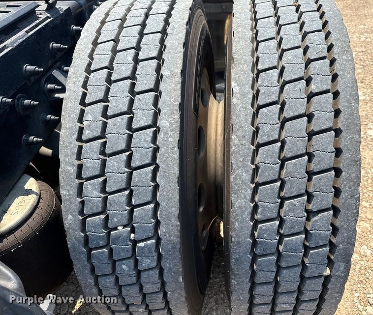 image for item ED5805 2018 Peterbilt 389 semi truck