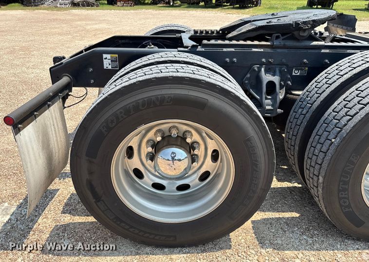 image for item ED5805 2018 Peterbilt 389 semi truck