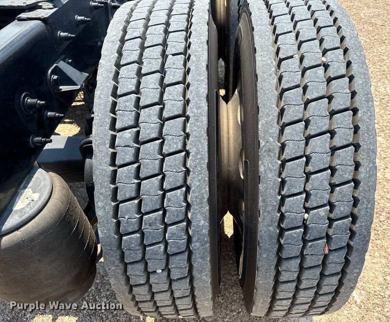 image for item ED5805 2018 Peterbilt 389 semi truck