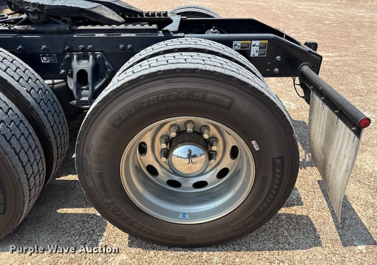 image for item ED5805 2018 Peterbilt 389 semi truck