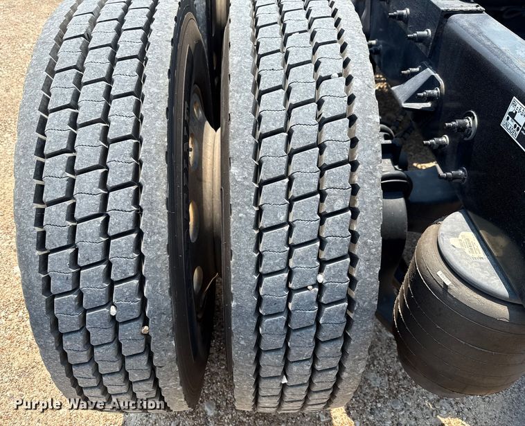 image for item ED5805 2018 Peterbilt 389 semi truck