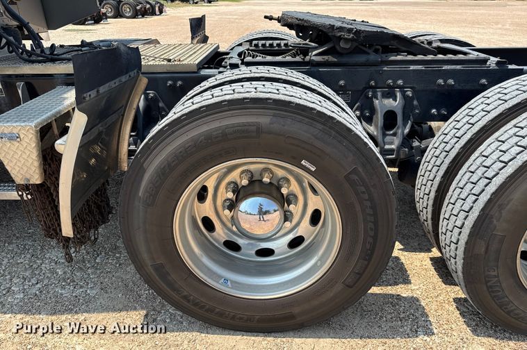 image for item ED5805 2018 Peterbilt 389 semi truck