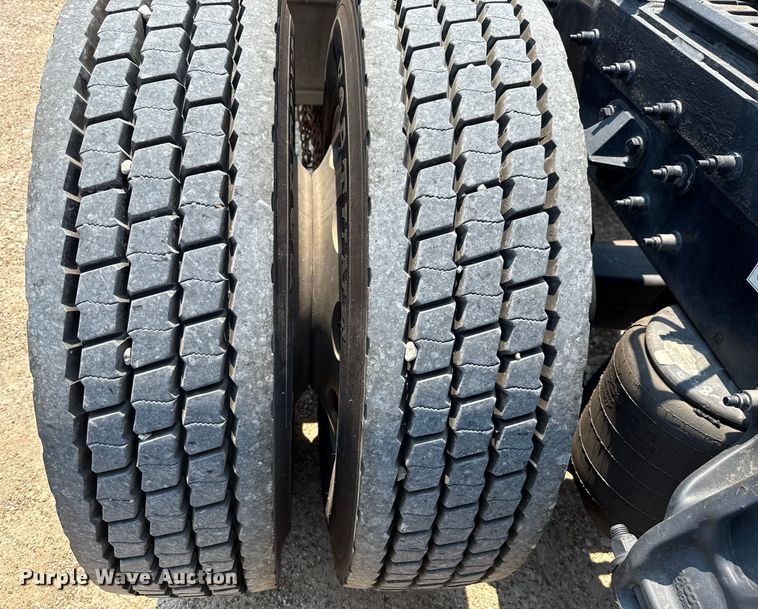 image for item ED5805 2018 Peterbilt 389 semi truck