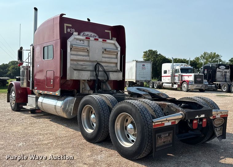 image for item ED5806 2004 Peterbilt 379 semi truck