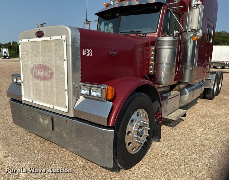 image for item ED5806 2004 Peterbilt 379 semi truck