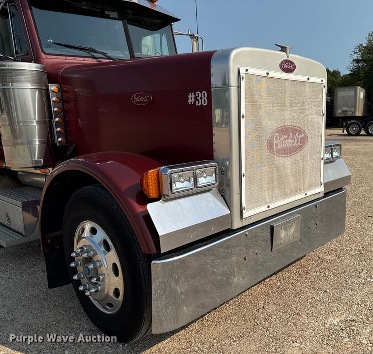 image for item ED5806 2004 Peterbilt 379 semi truck