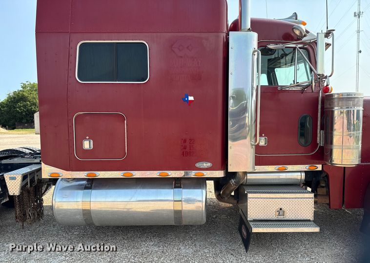 image for item ED5806 2004 Peterbilt 379 semi truck