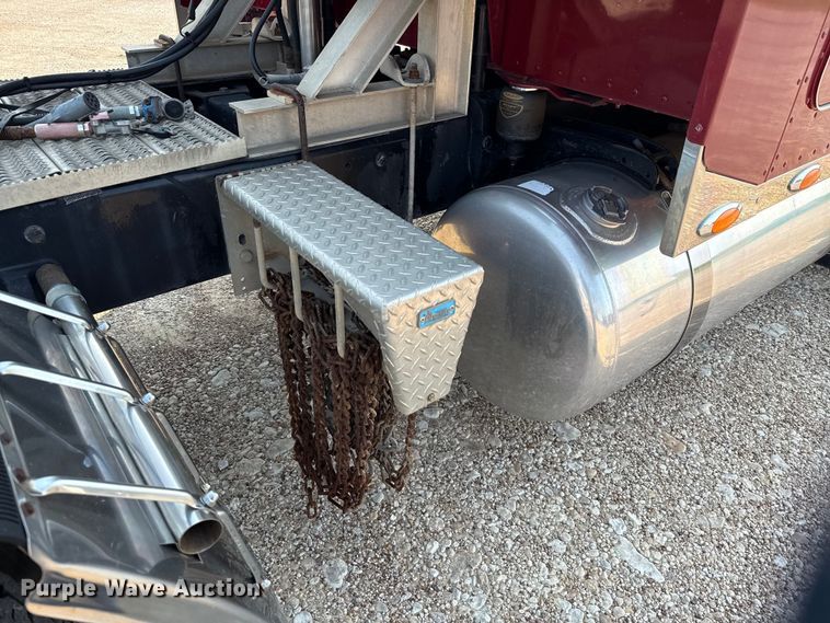 image for item ED5806 2004 Peterbilt 379 semi truck