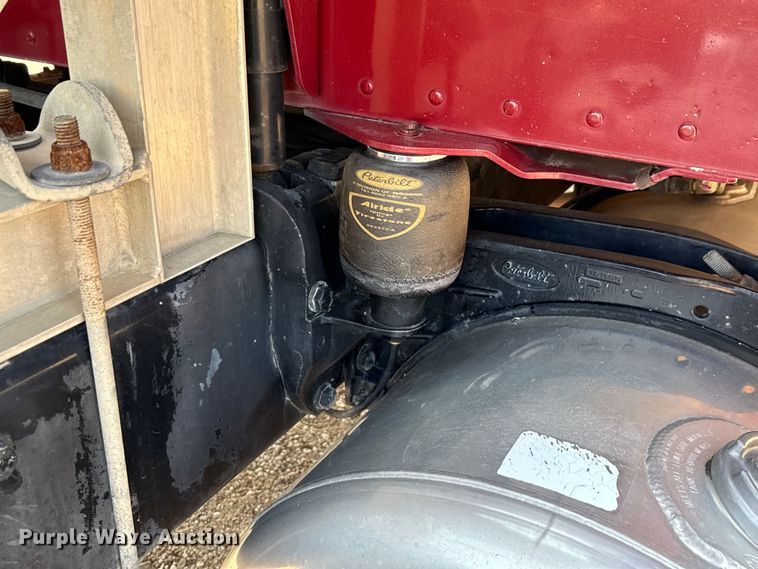 image for item ED5806 2004 Peterbilt 379 semi truck