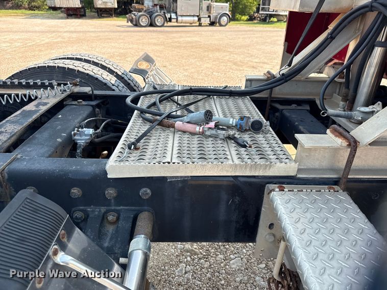 image for item ED5806 2004 Peterbilt 379 semi truck