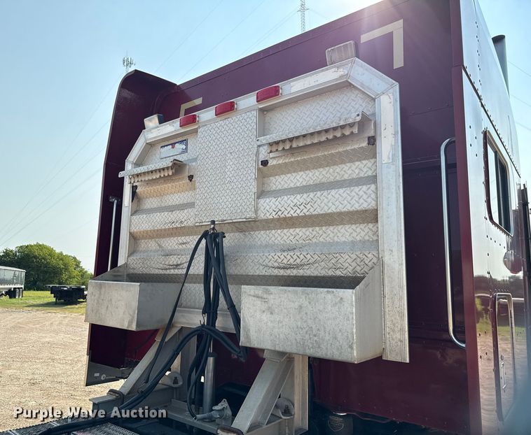 image for item ED5806 2004 Peterbilt 379 semi truck