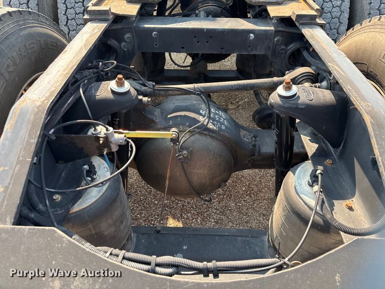 image for item ED5806 2004 Peterbilt 379 semi truck