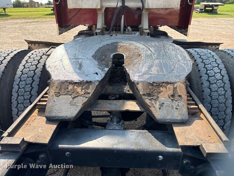 image for item ED5806 2004 Peterbilt 379 semi truck