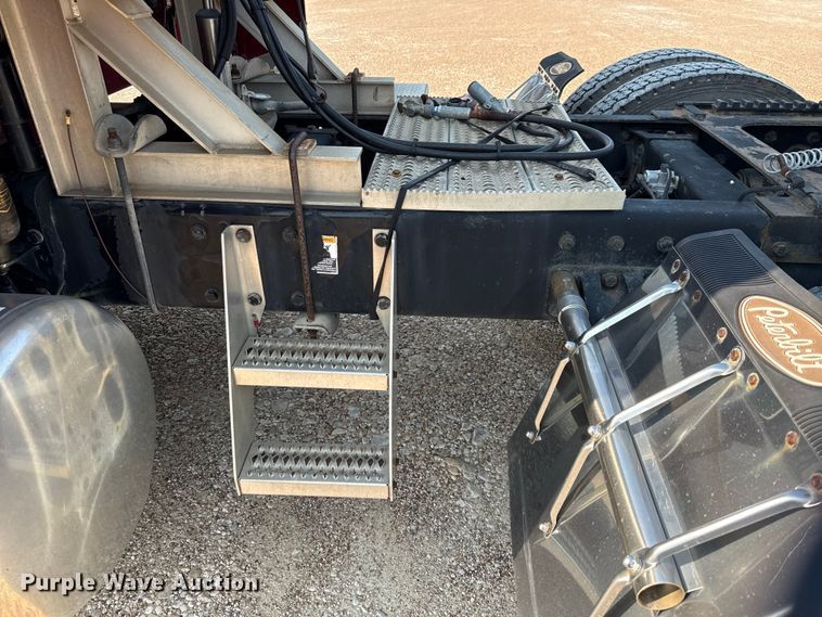 image for item ED5806 2004 Peterbilt 379 semi truck