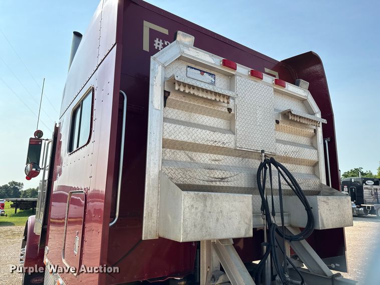 image for item ED5806 2004 Peterbilt 379 semi truck
