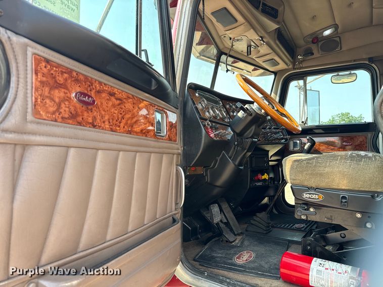 image for item ED5806 2004 Peterbilt 379 semi truck