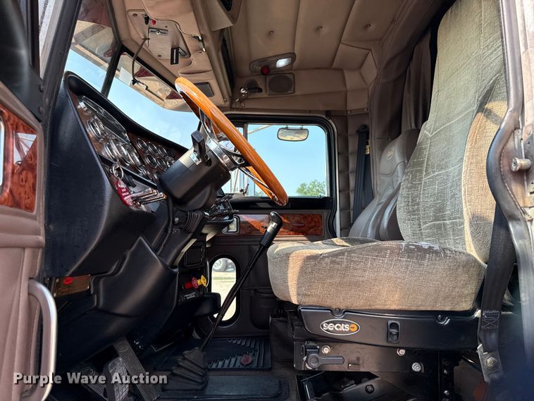 image for item ED5806 2004 Peterbilt 379 semi truck