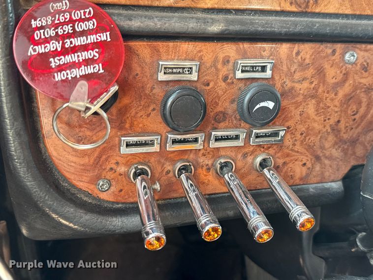 image for item ED5806 2004 Peterbilt 379 semi truck