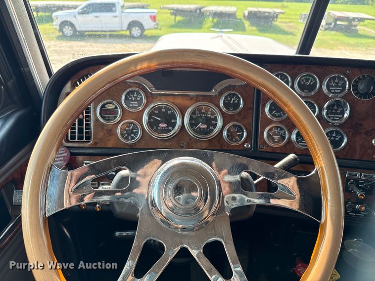 image for item ED5806 2004 Peterbilt 379 semi truck