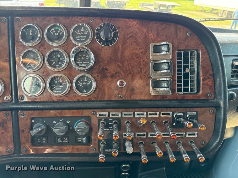 image for item ED5806 2004 Peterbilt 379 semi truck