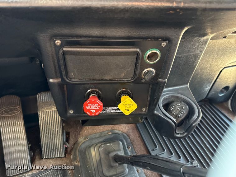 image for item ED5806 2004 Peterbilt 379 semi truck