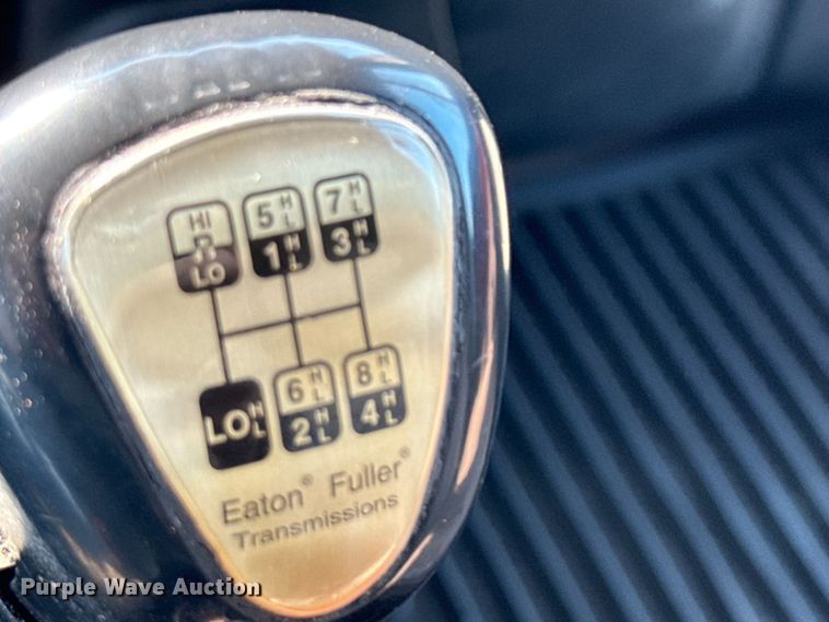 image for item ED5806 2004 Peterbilt 379 semi truck