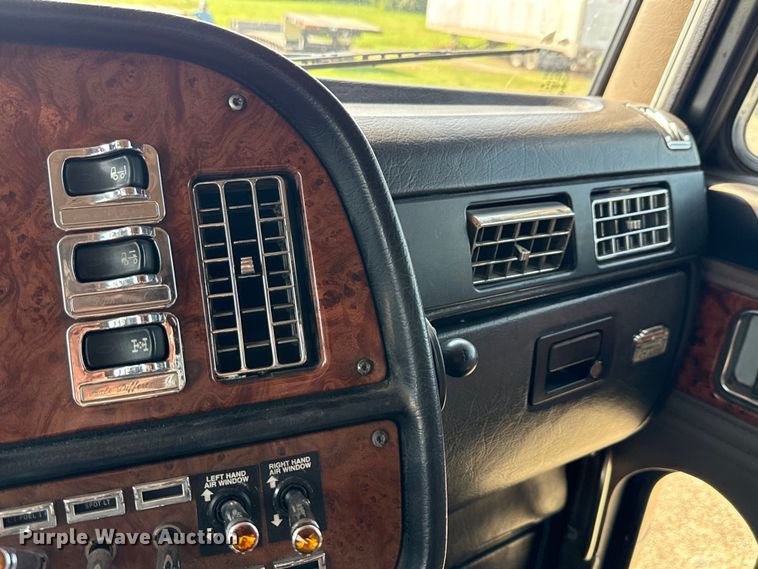 image for item ED5806 2004 Peterbilt 379 semi truck