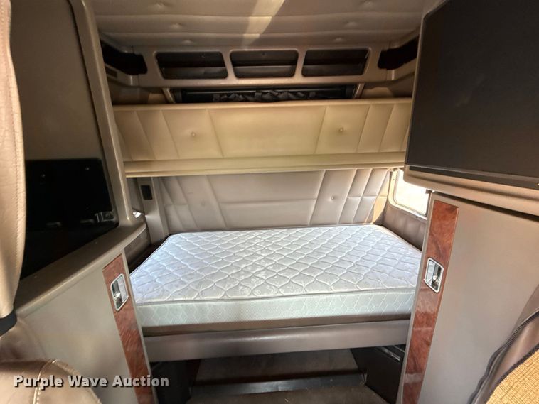 image for item ED5806 2004 Peterbilt 379 semi truck