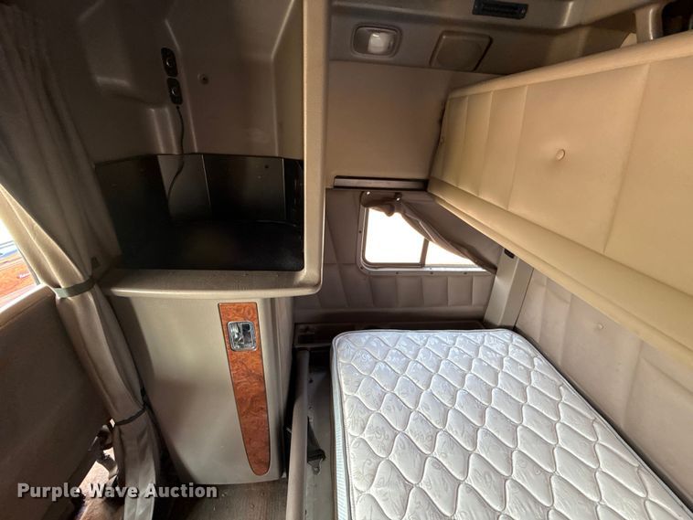 image for item ED5806 2004 Peterbilt 379 semi truck